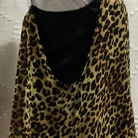 Bloomgdales Animal Print Top Animal Print Women Size Medium Trendy - Picture 10 of 11